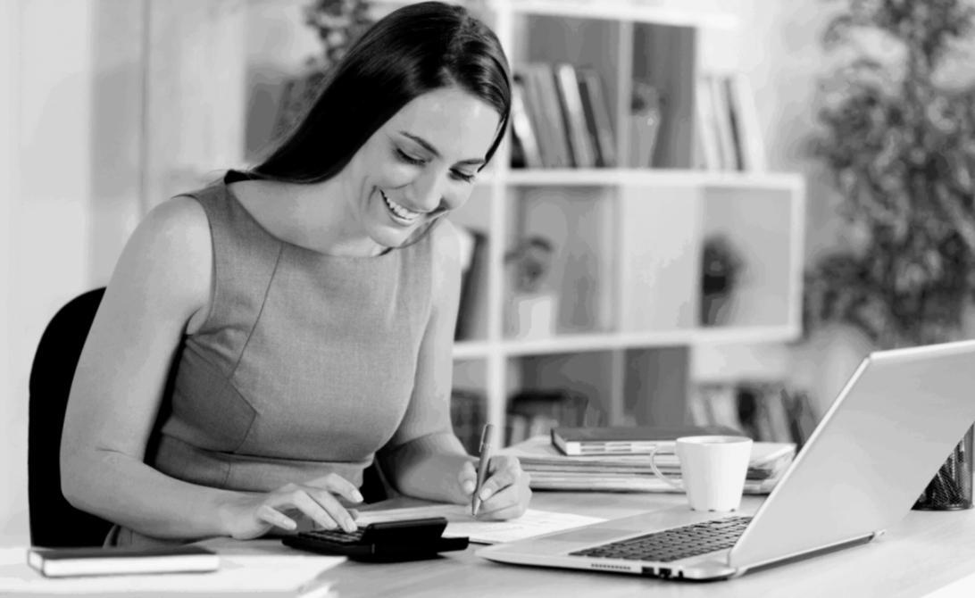 Deltagere arbejder med finansielle prognoser